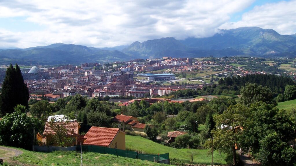 Oviedo visto desde el monte Naranco, donde reside el maestro Ben Diez